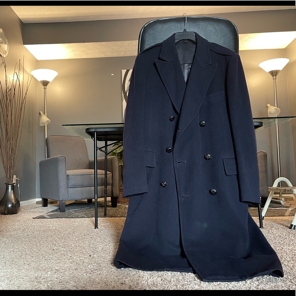 Thick and Warm Paul Stewart Coat. Beautiful Navy Blue Color. UNBELIEVABLE Find!